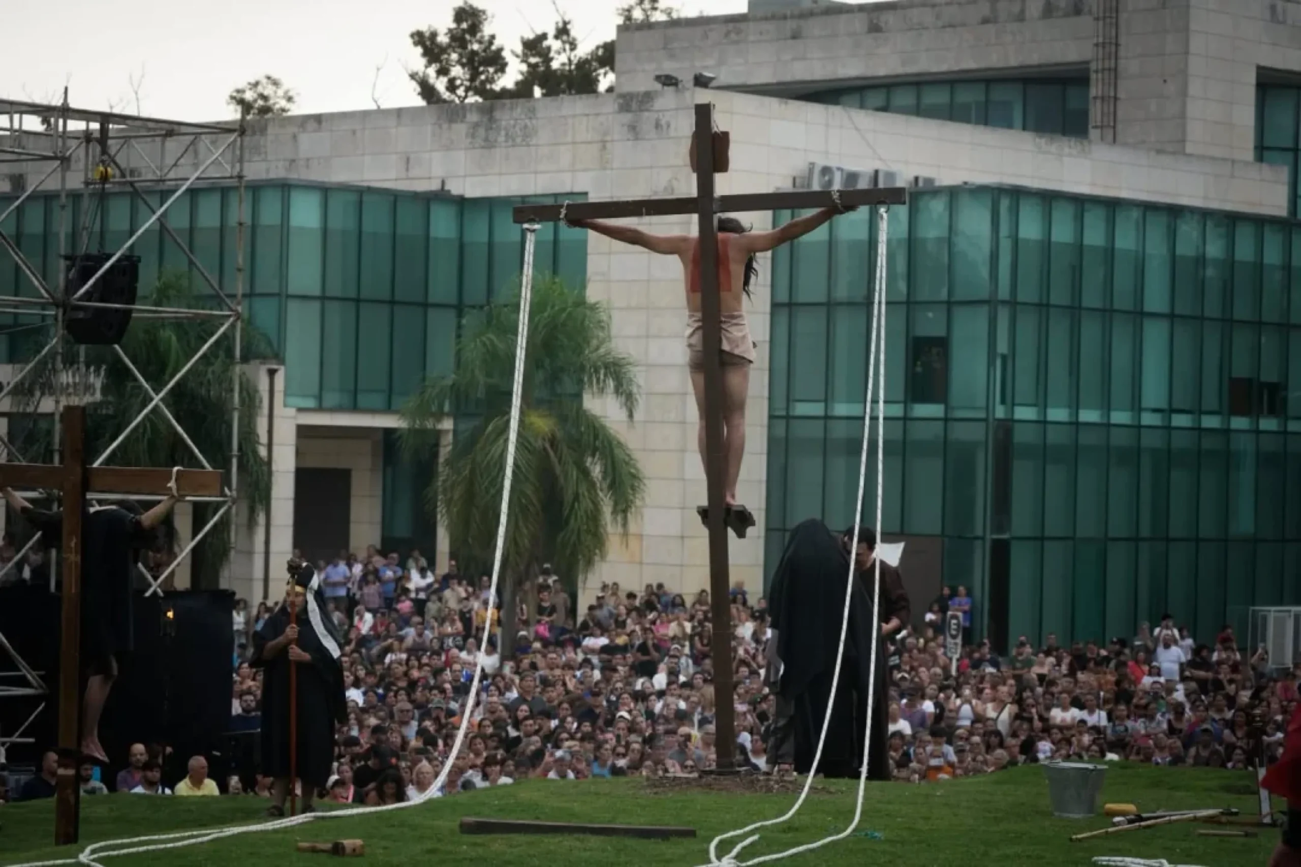 Malvinas Argentinas vivió el Vía Crucis junto a sus comunidades parroquiales