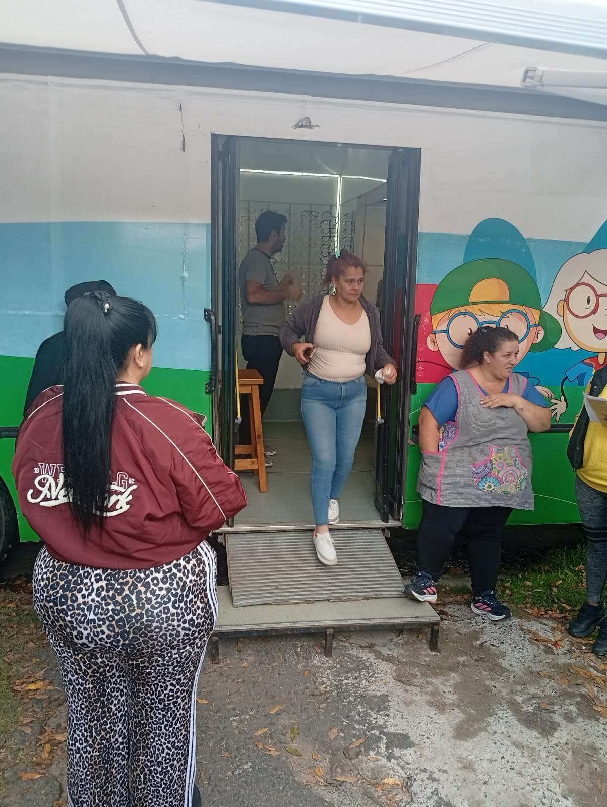 Olivos: más de 250 vecinos accedieron a controles oftalmológicos y anteojos gratuitos en La Loma