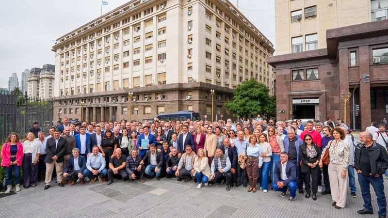 Ministros de Kicillof y 150 intendentes reclamaron a Caputo que baje la nafta y reactive obras