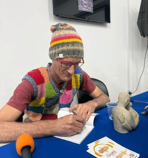 Norman Engel presentó “Historias en el éter”