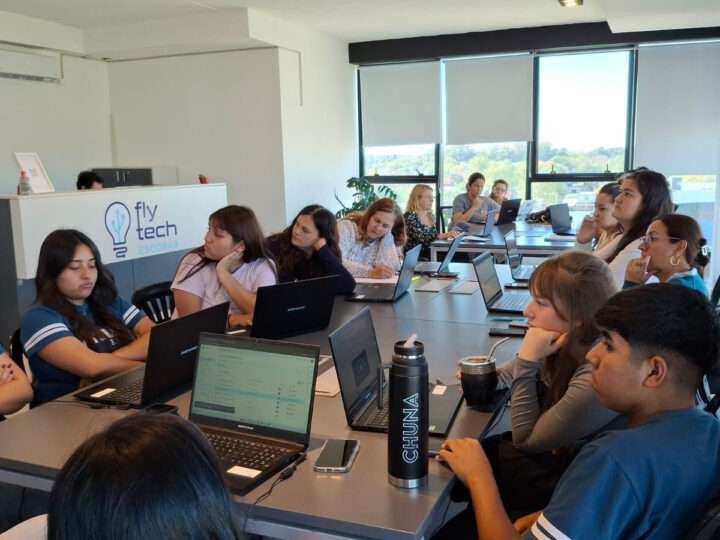 Polo FlyTech: decenas de jóvenes se capacitan en habilidades digitales y emprendimientos