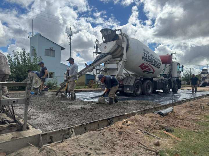 La Municipalidad de Escobar pavimenta la calle Fondo de la Legua en Loma Verde