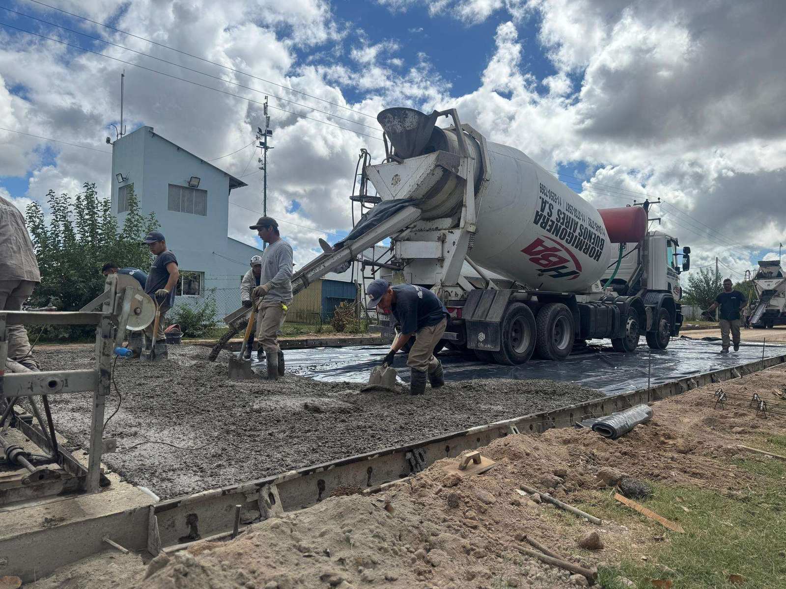 La Municipalidad de Escobar pavimenta la calle Fondo de la Legua en Loma Verde