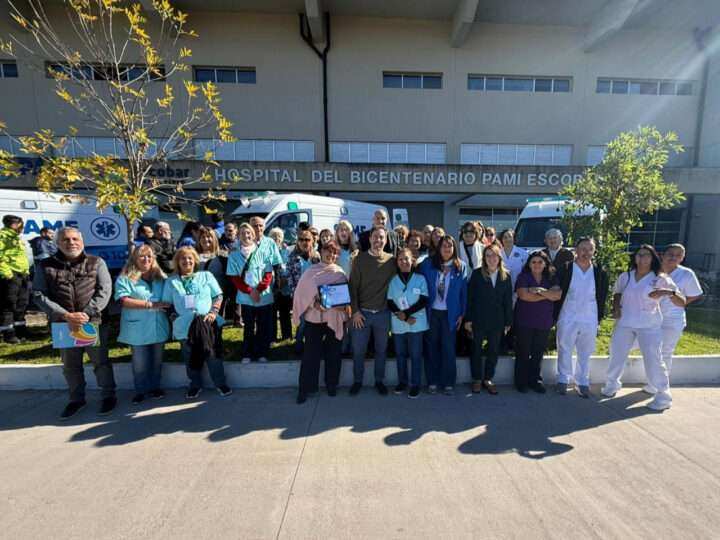 La Municipalidad entregó tres nuevas ambulancias al Hospital del Bicentenario y un aporte económico a su cooperadora