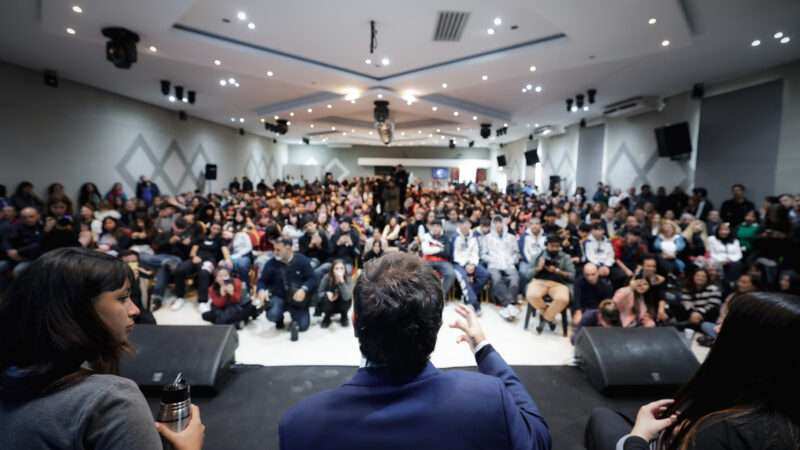 Kicillof reforzó el enfoque público de la salud mental y lanzó un Consejo Joven
