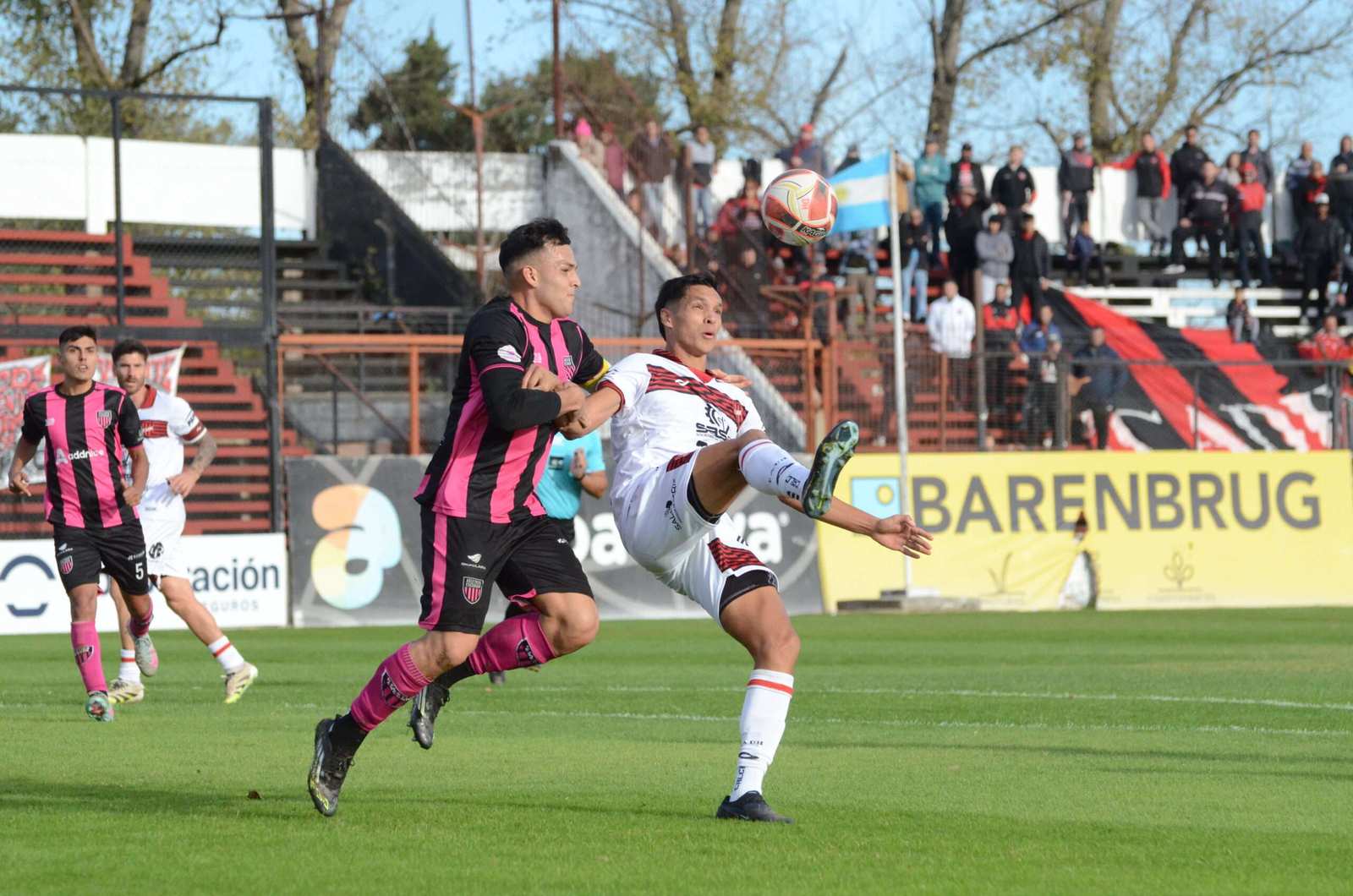 Atlético Escobar chocó contra la jerarquía de Douglas Haig y sufrió una dura goleada 4 a 1 en Pergamino
