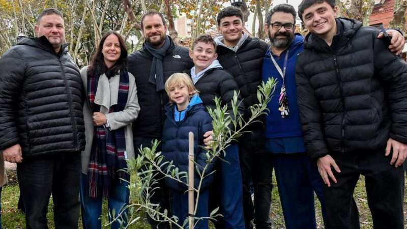Vicente López plantó un nuevo olivo en la Plaza Vicente López y Planes como símbolo de paz