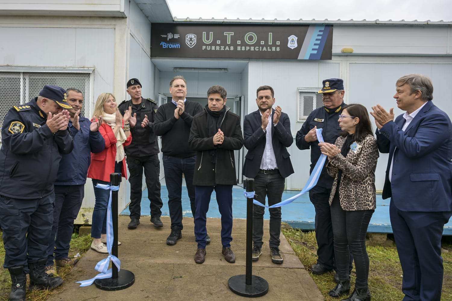 Kicillof inauguró bases policiales, entregó patrulleros y sumó nuevas aulas en Almirante Brown