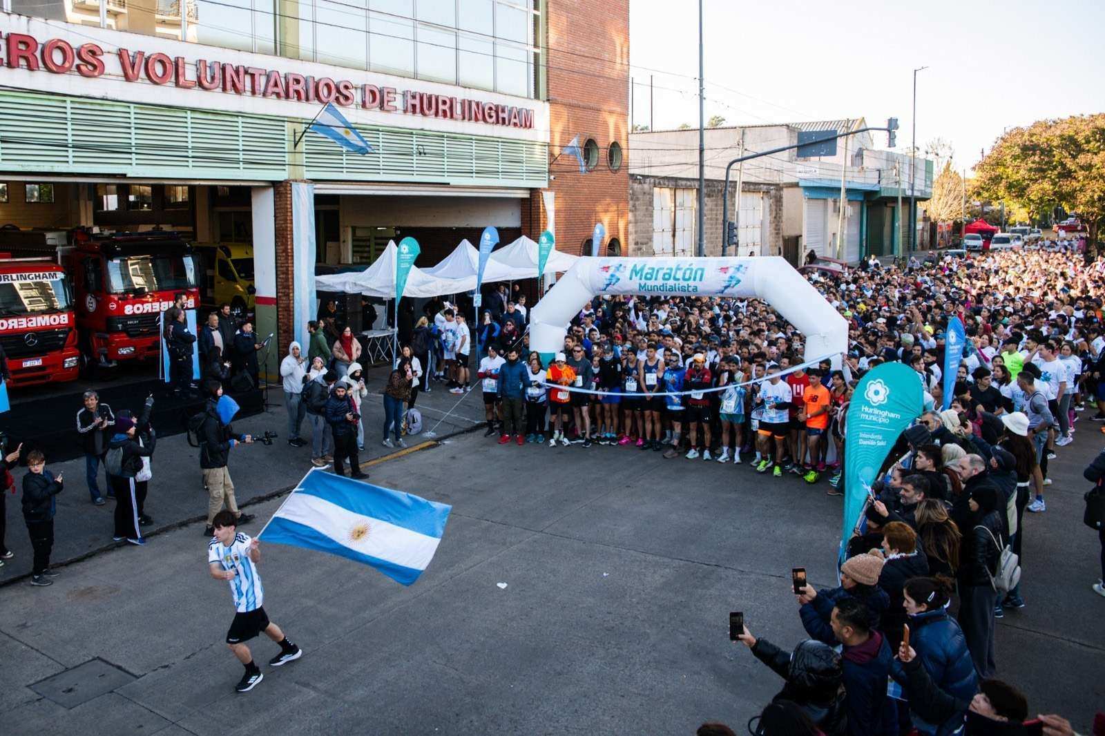 Miles de vecinos participaron de la Maratón Mundialista en beneficio de los Bomberos de Hurlingham