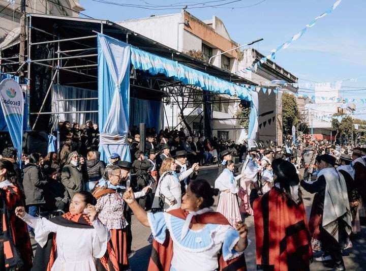 25 de Mayo: Locro, folclore, desfile patrio y mucha solidaridad en el Predio Floral