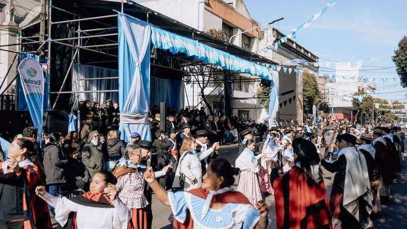 25 de Mayo: Locro, folclore, desfile patrio y mucha solidaridad en el Predio Floral