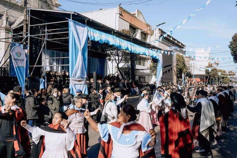25 de Mayo: Locro, folclore, desfile patrio y mucha solidaridad en el Predio Floral