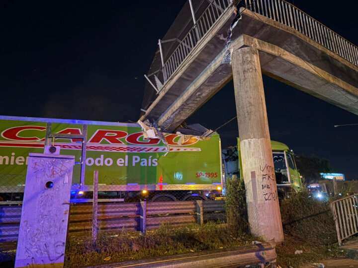 Escobar: corte total en Panamericana en ambos sentidos por la caída de un puente peatonal