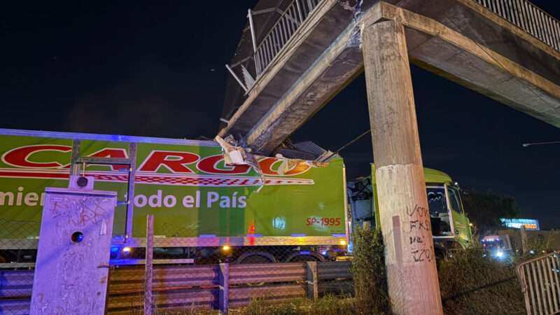 Escobar: corte total en Panamericana en ambos sentidos por la caída de un puente peatonal