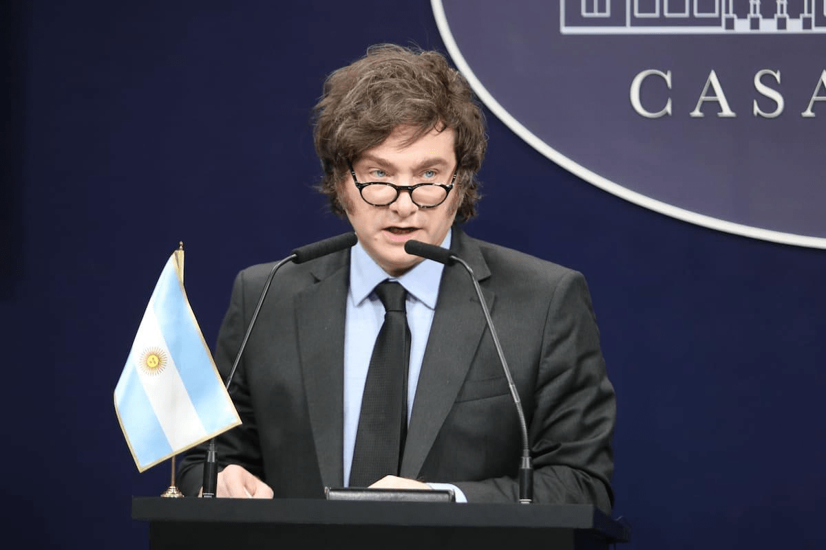Se frena la caída de Milei, pero no repunta el apoyo: el Mundial tampoco cambia el humor social