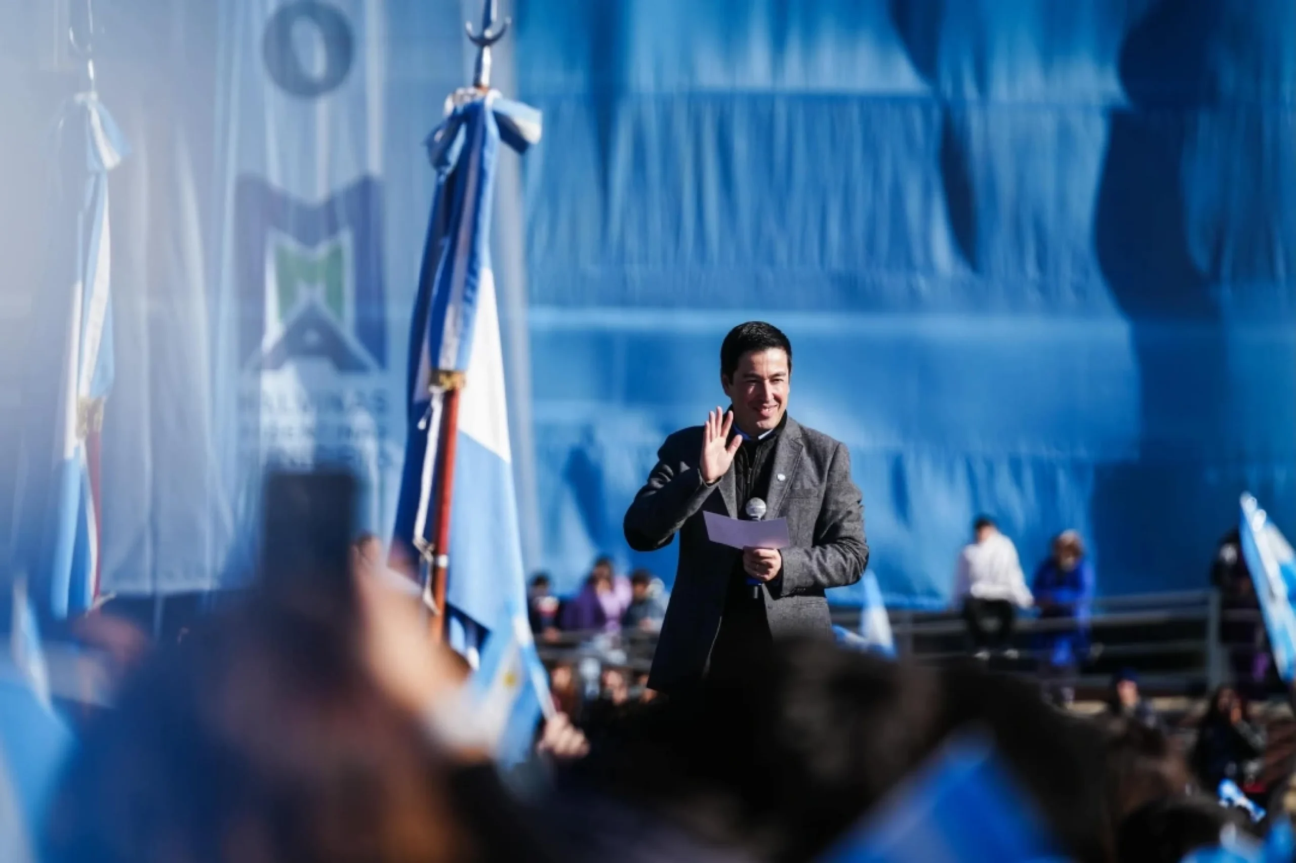 Leo Nardini acompañó a más de 4.500 estudiantes en la Promesa de Lealtad a la Bandera