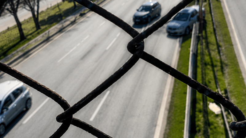 Locura en Panamericana: un auto bajó en contramano en Maschwitz y terminó en choque