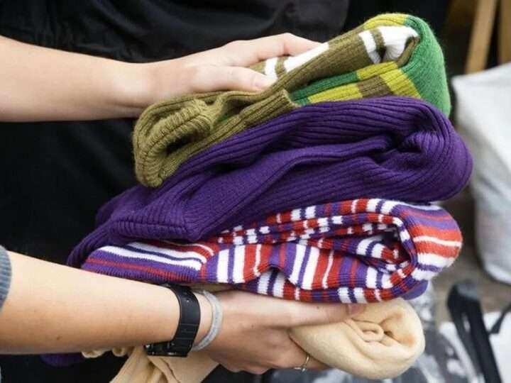 El frío aprieta y la solidaridad abriga: lanzan roperitos solidarios en distintos barrios de Escobar
