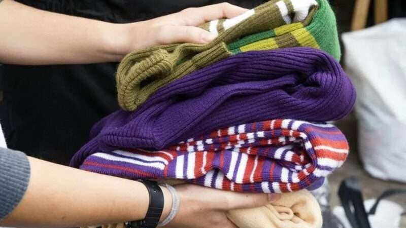 El frío aprieta y la solidaridad abriga: lanzan roperitos solidarios en distintos barrios de Escobar