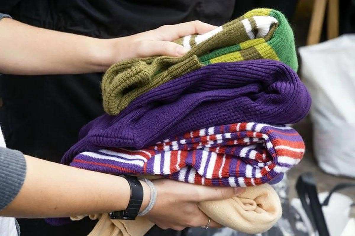El frío aprieta y la solidaridad abriga: lanzan roperitos solidarios en distintos barrios de Escobar