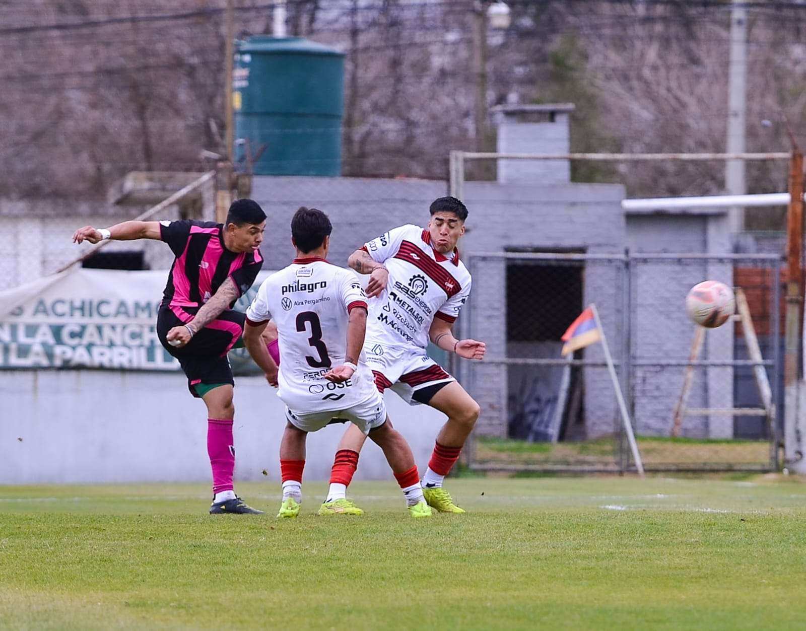 Más que una victoria: Atlético Escobar mostró carácter y bajó a Douglas Haig de la punta del Federal A
