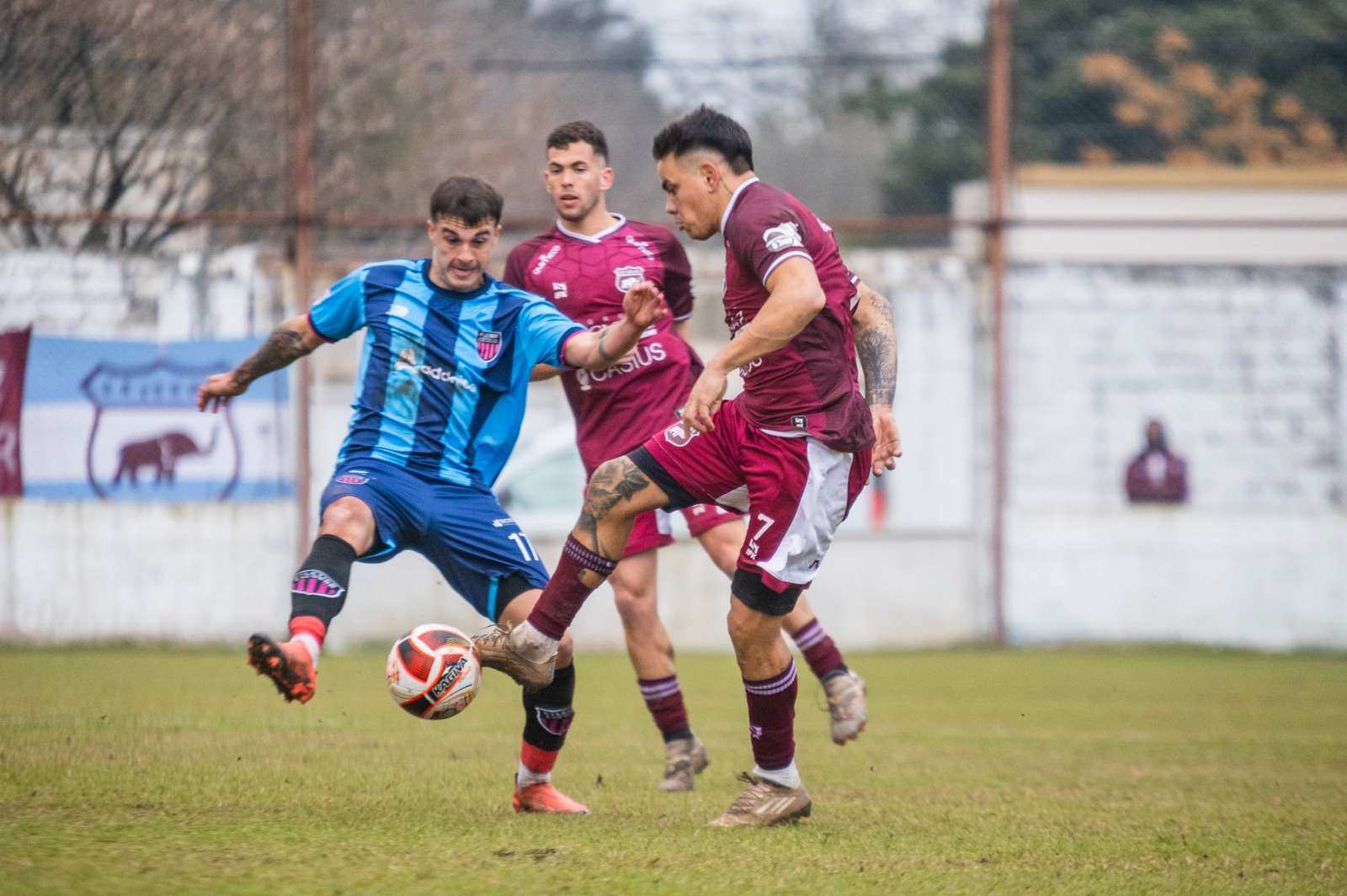 Atlético Escobar empató contra Defensores en Villa Ramallo y quedó más lejos de pelear por el primer ascenso