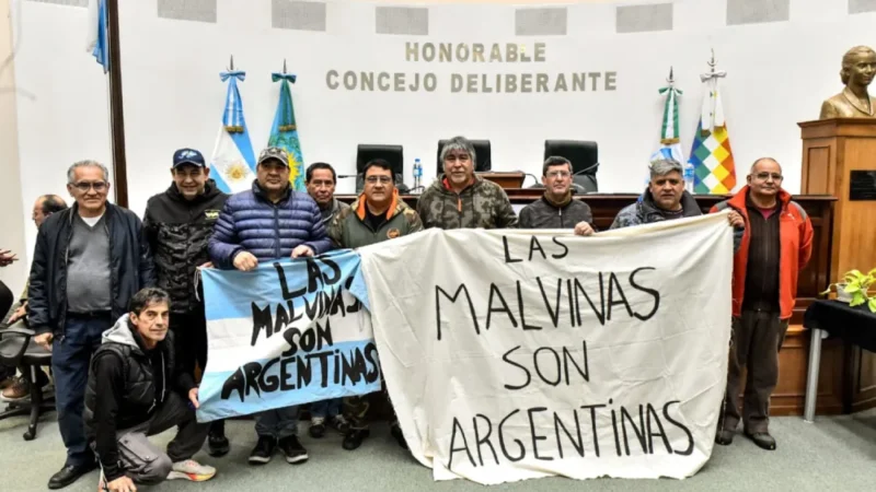 “Una caricia al alma”: con la presencia de veteranos, Malvinas Argentinas reconoció el gesto soberano de la Selección Argentina de fútbol