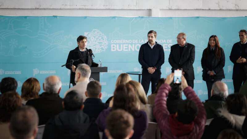Kicillof inauguró un CAPS en General Alvear, recorrió obras de agua y entregó netbooks a estudiantes rurales