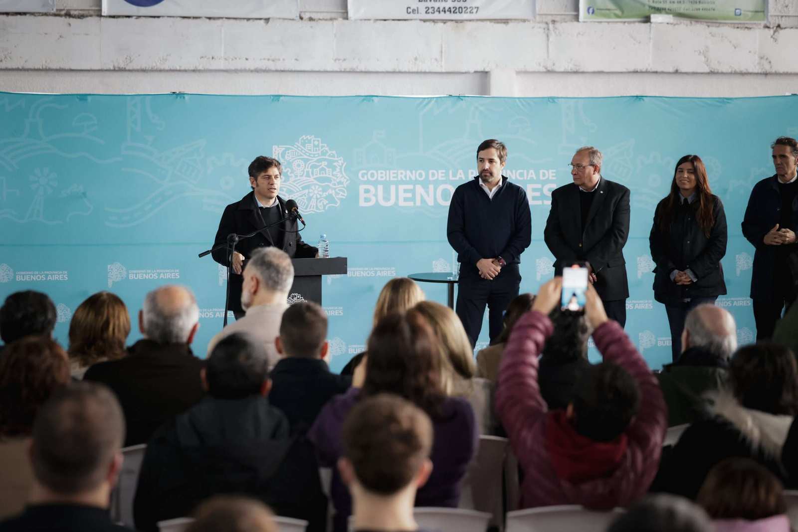 Kicillof inauguró un CAPS en General Alvear, recorrió obras de agua y entregó netbooks a estudiantes rurales
