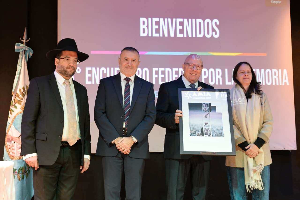 A 32 años del atentado, Soledad Martínez firmó un compromiso en la AMIA por la memoria y contra la impunidad
