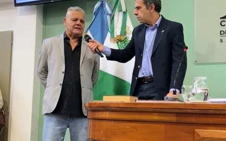 Manuel Ares asumió como concejal en San Isidro y reivindicó la independencia económica como bandera vigente