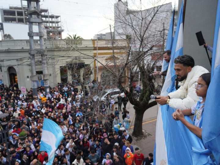 Escobar se volcó a las calles para recibir a Nico González: emoción, orgullo y un homenaje multitudinario