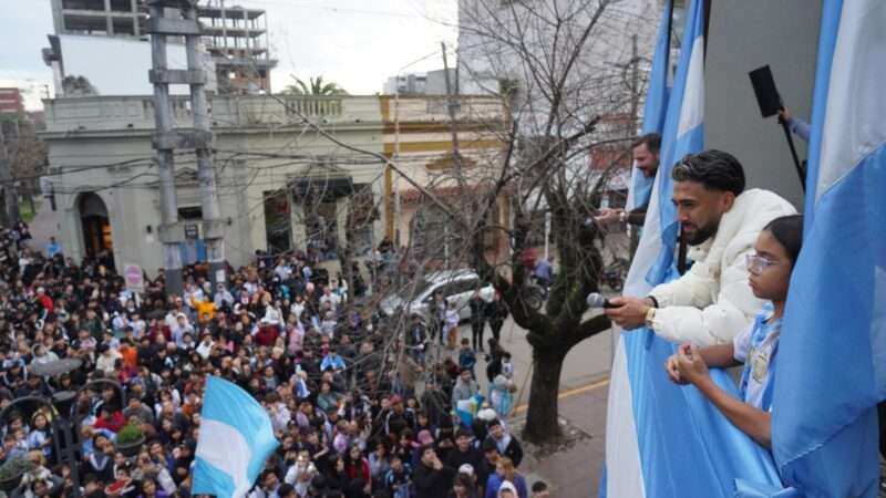 Escobar se volcó a las calles para recibir a Nico González: emoción, orgullo y un homenaje multitudinario