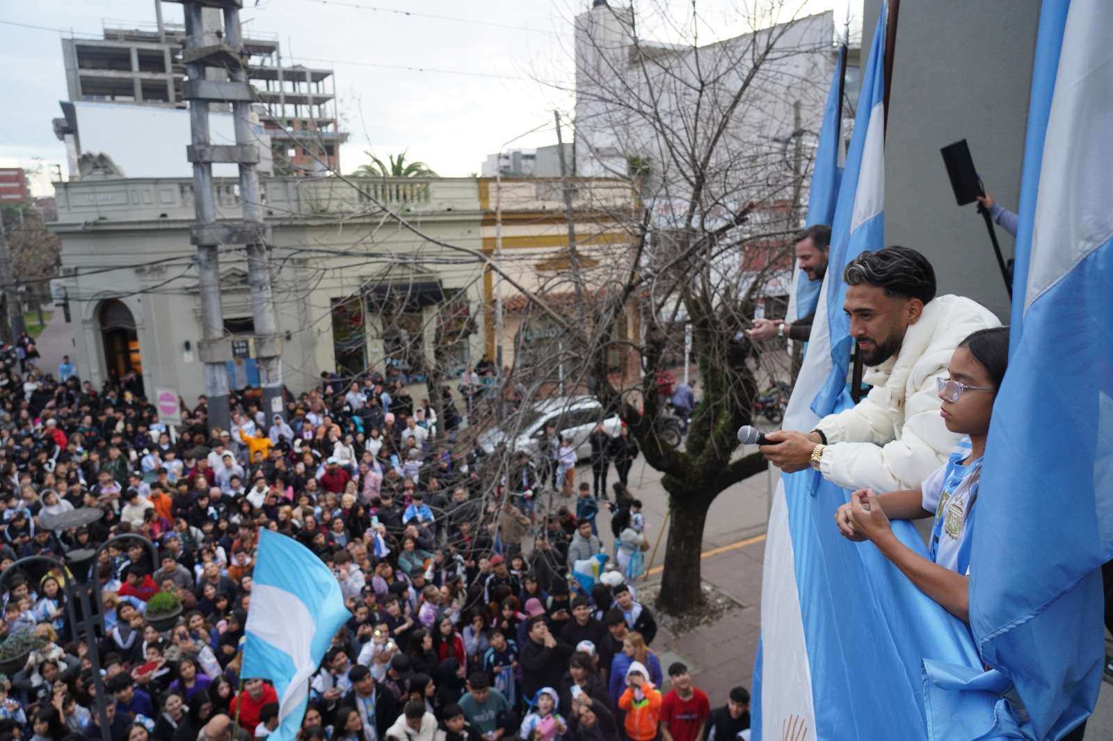 Escobar se volcó a las calles para recibir a Nico González: emoción, orgullo y un homenaje multitudinario
