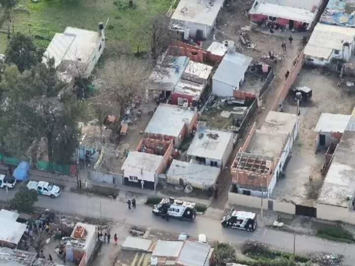 Desbaratan punto de venta de drogas en Maquinista Savio: secuestran más de 300 dosis y detienen a dos personas