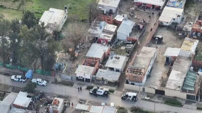 Desbaratan punto de venta de drogas en Maquinista Savio: secuestran más de 300 dosis y detienen a dos personas