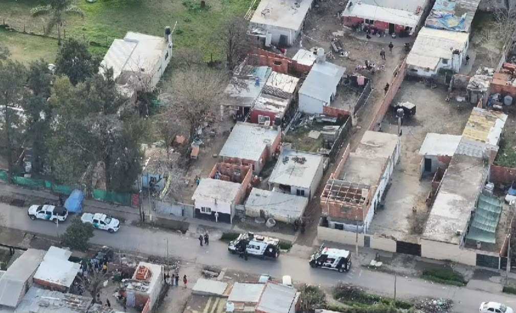 Desbaratan punto de venta de drogas en Maquinista Savio: secuestran más de 300 dosis y detienen a dos personas