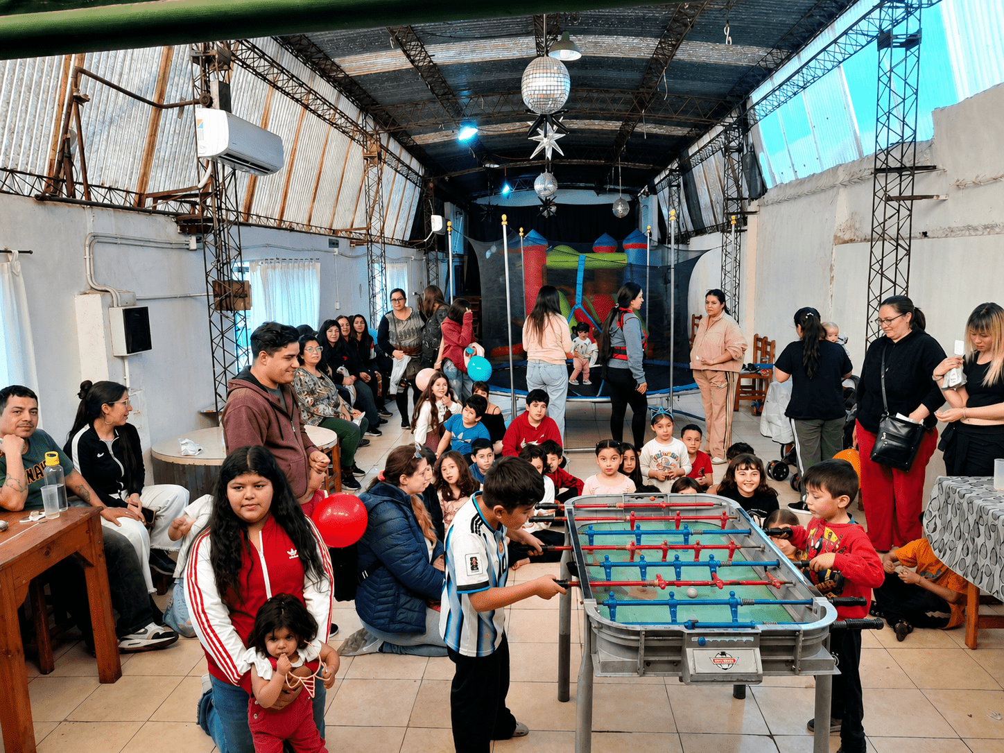 Una tarde de sonrisas y juegos: el Centro de Jubilados “Luna de Otoño” celebró el Día del Niño