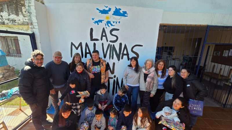 Un mural para mantener viva la memoria: “Las Malvinas son Argentinas” en el Centro Comunitario Virgen de Lourdes