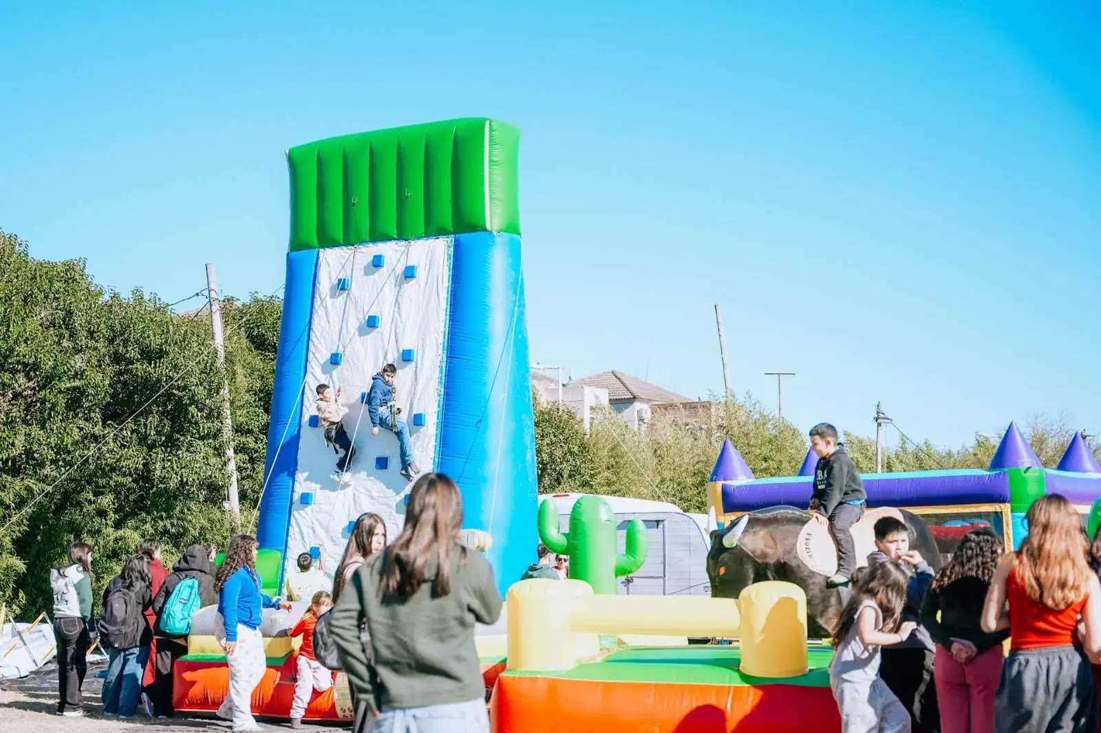 Finde en Escobar: los festejos por el Día de las Infancias, la Feria Wayra y la obra “Viudas e Hijas”