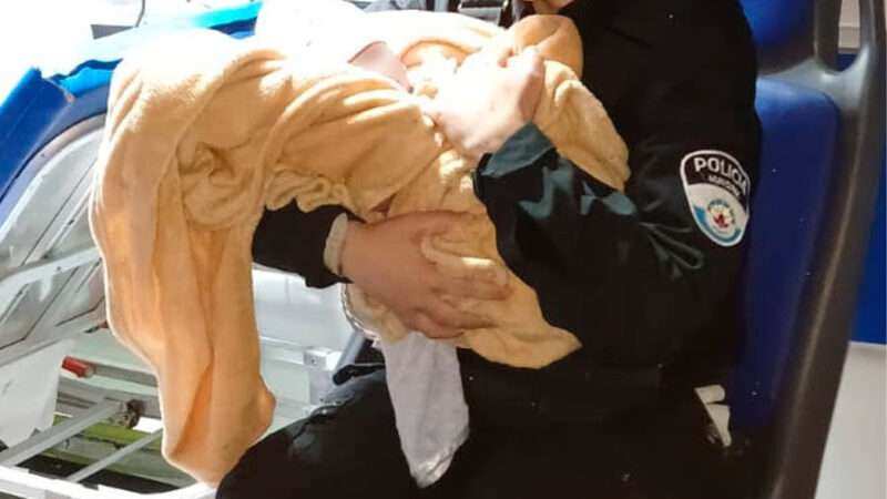 Un pedido de auxilio y una nueva vida: agentes de la Policía Municipal asisten un parto de urgencia
