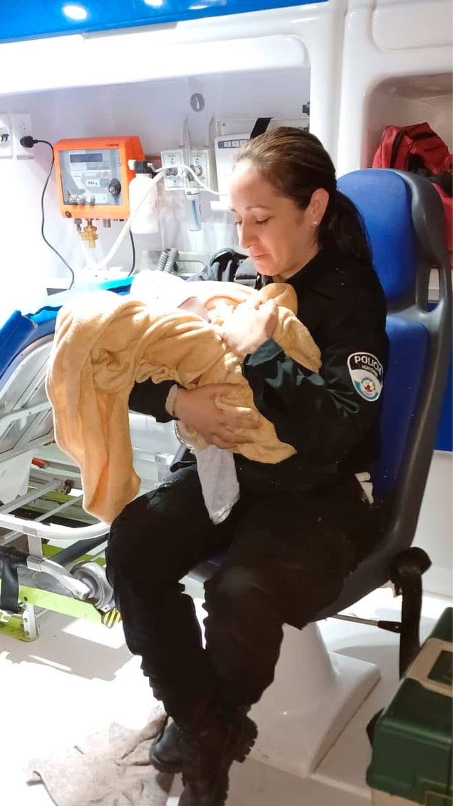 Un pedido de auxilio y una nueva vida: agentes de la Policía Municipal asisten un parto de urgencia