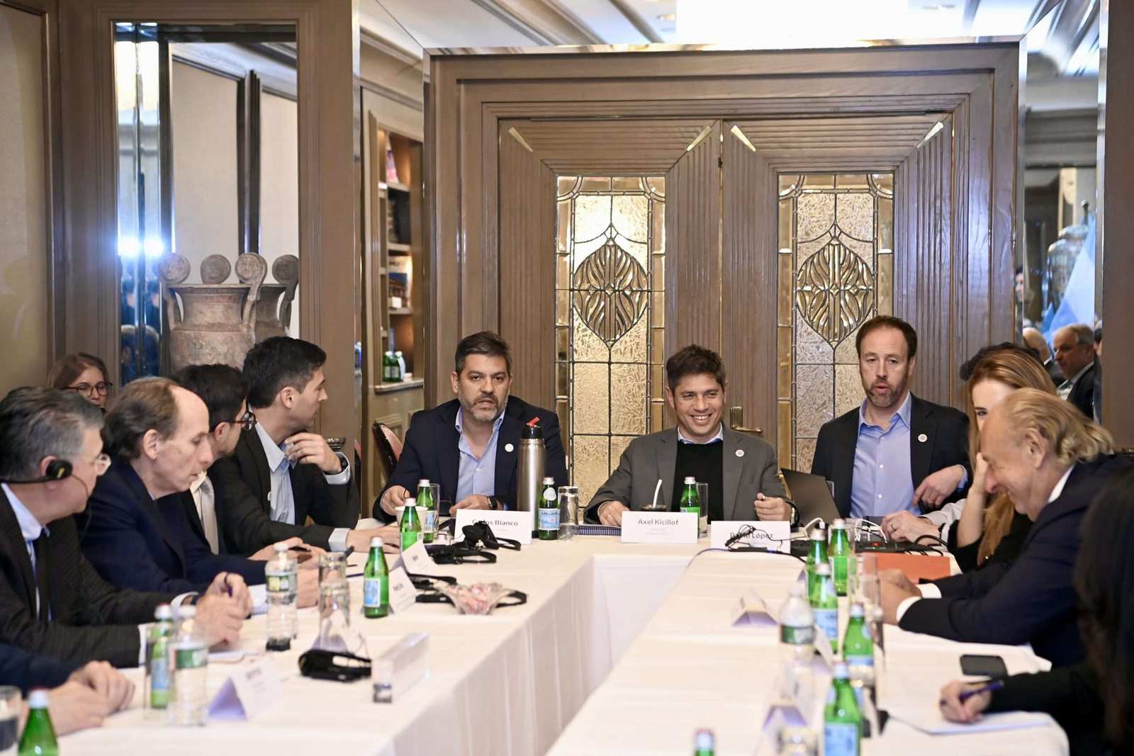 Kicillof buscó inversiones en Nueva York y cuestionó el rumbo económico de Milei