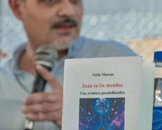 Filosofía, juventud y debate en la Feria del Libro de Escobar: Pablo Moreno presentó “Juan en los mundos” acompañado por estudiantes