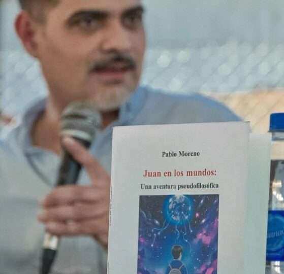 Filosofía, juventud y debate en la Feria del Libro de Escobar: Pablo Moreno presentó “Juan en los mundos” acompañado por estudiantes