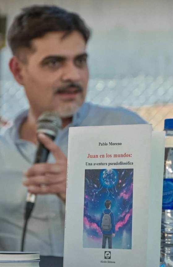 Filosofía, juventud y debate en la Feria del Libro de Escobar: Pablo Moreno presentó “Juan en los mundos” acompañado por estudiantes