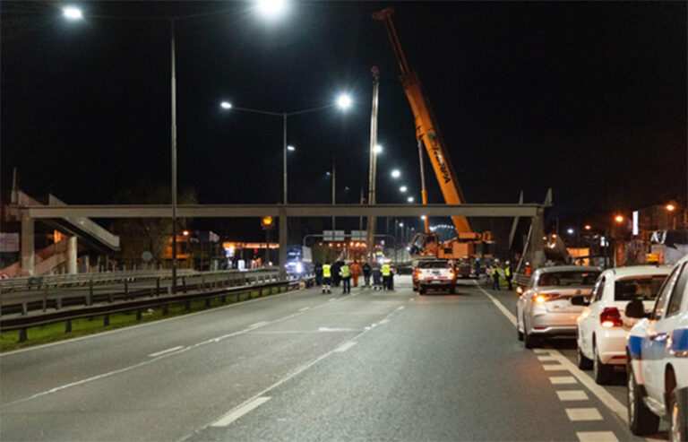 Ramal Campana Km. 49,650: ya se instalaron las dos vigas principales de la nueva pasarela peatonal