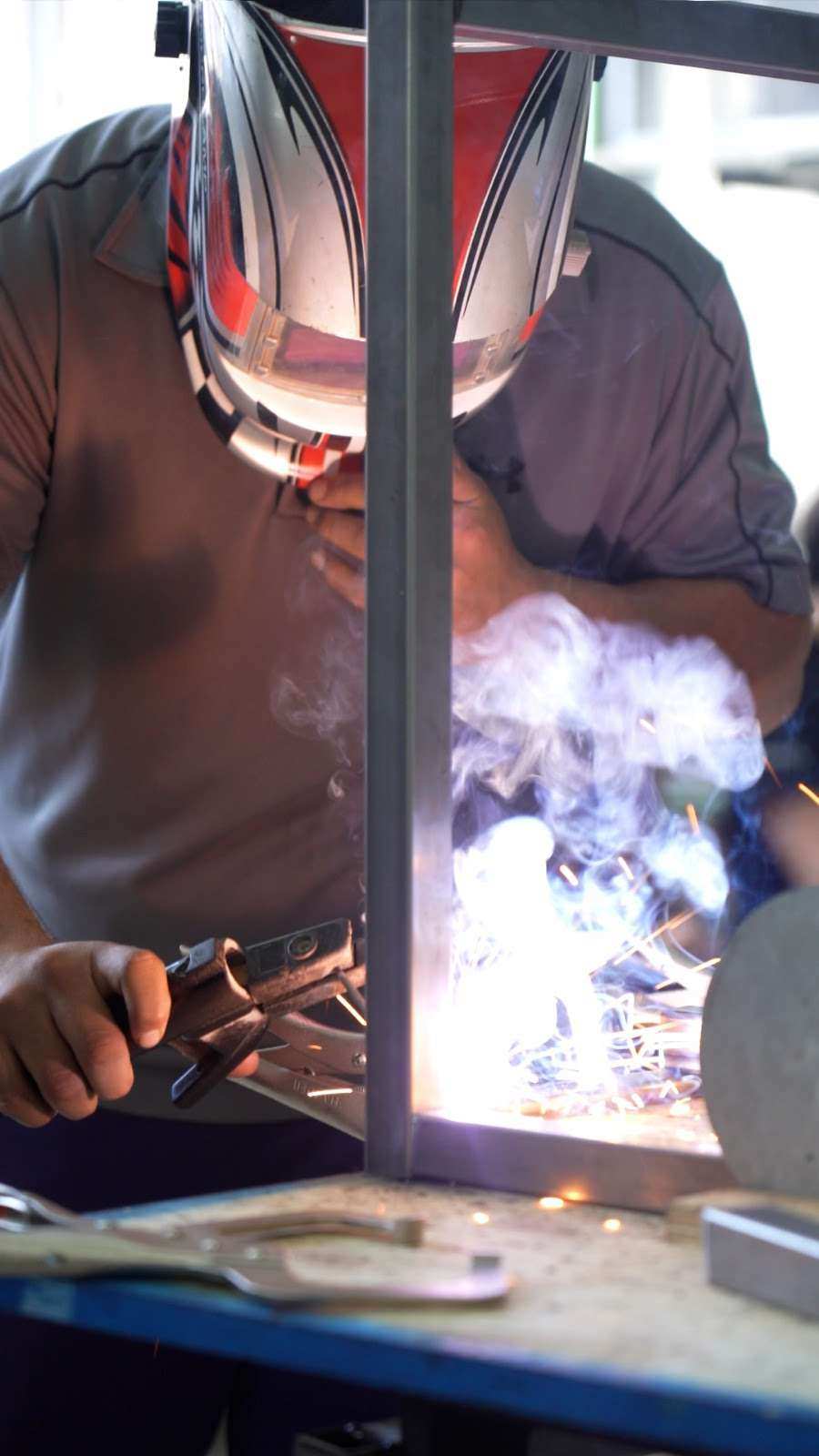 Alumnos de la Técnica N° 3 fabrican mesas y bancos para la Fiesta de la Flor