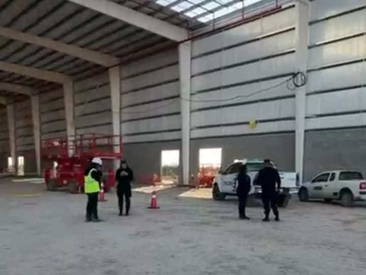 Clausuraron la obra de Mercado Libre en Loma Verde tras la muerte de un operario de 27 años