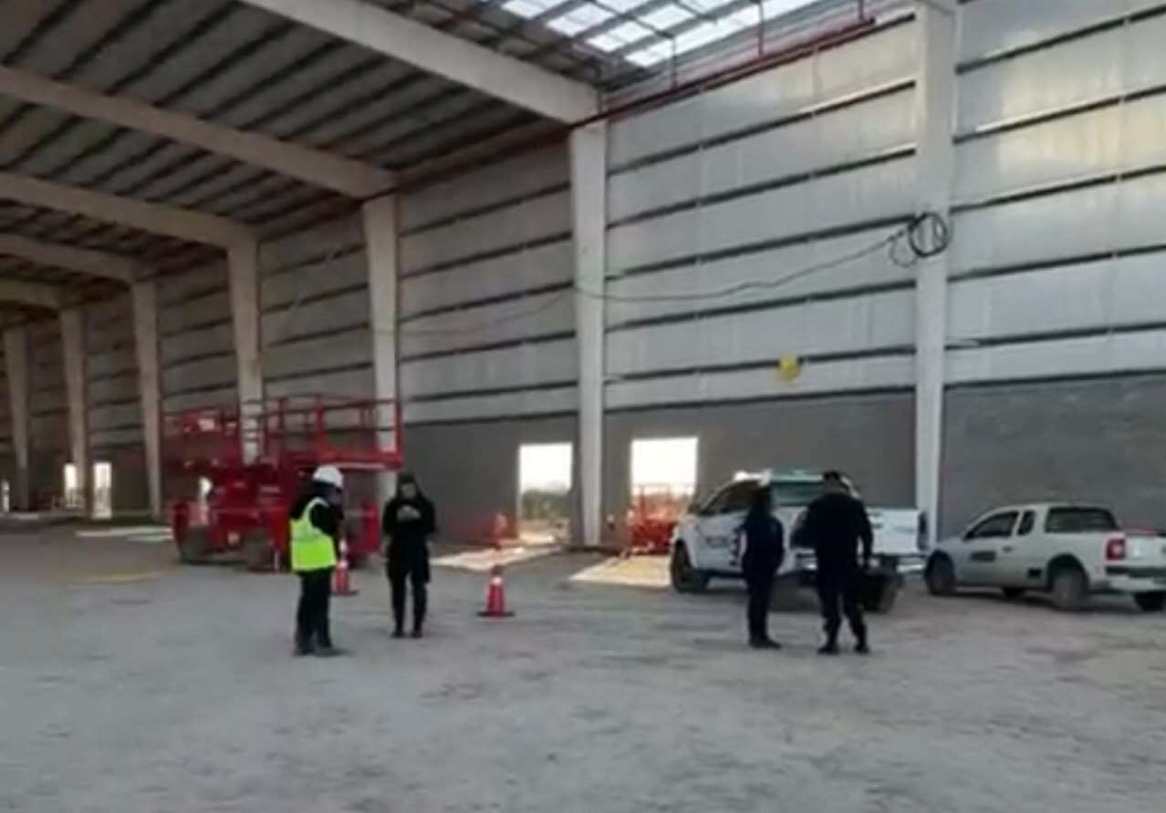 Clausuraron la obra de Mercado Libre en Loma Verde tras la muerte de un operario de 27 años